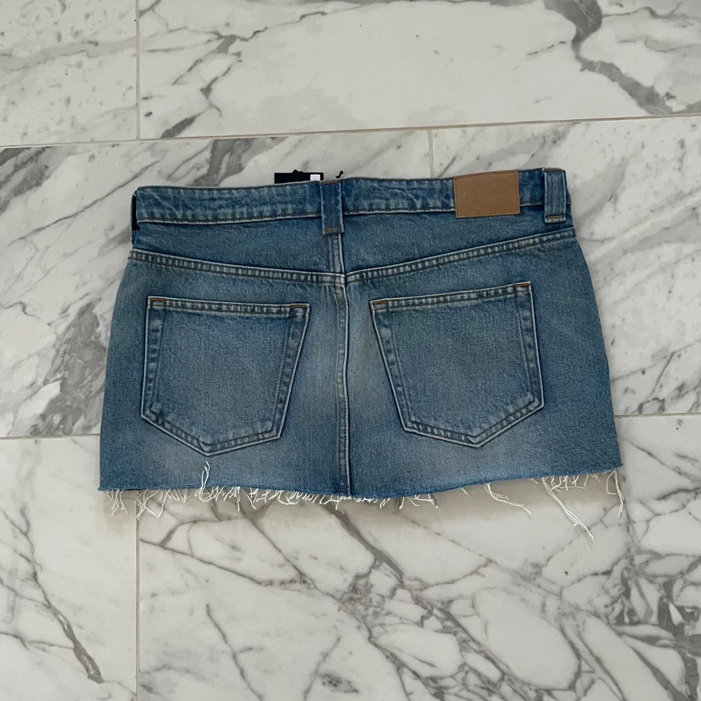 Helt ny weekday mini jeans kjol. Aldrig använd och prislapp kvar. Storlek 40. slut på hemsidan . Shorts.