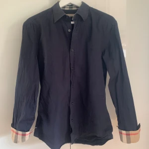 Burberry skjorta - Sjukt fet mörkblå burberry skjorta i bra skick (9/10), Modellen på bild nmr 2 är 181 lång. Tveka inte på att höra av dig!🙌🏻