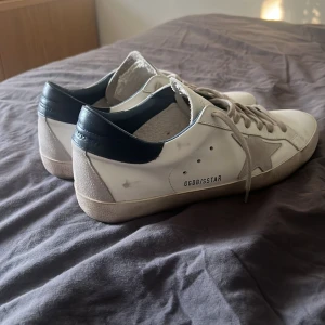 Golden goose sneaker  - Säljer nu ett par golden goose skor i färgen vit. Använt fåtal gånger och i väldigt bra skick 8/10. Kan självklart lösa fler bilder o tveka inte att höra av dig vid frågor o funderingar. Kan gå ner i pris vid snabb smidig affär