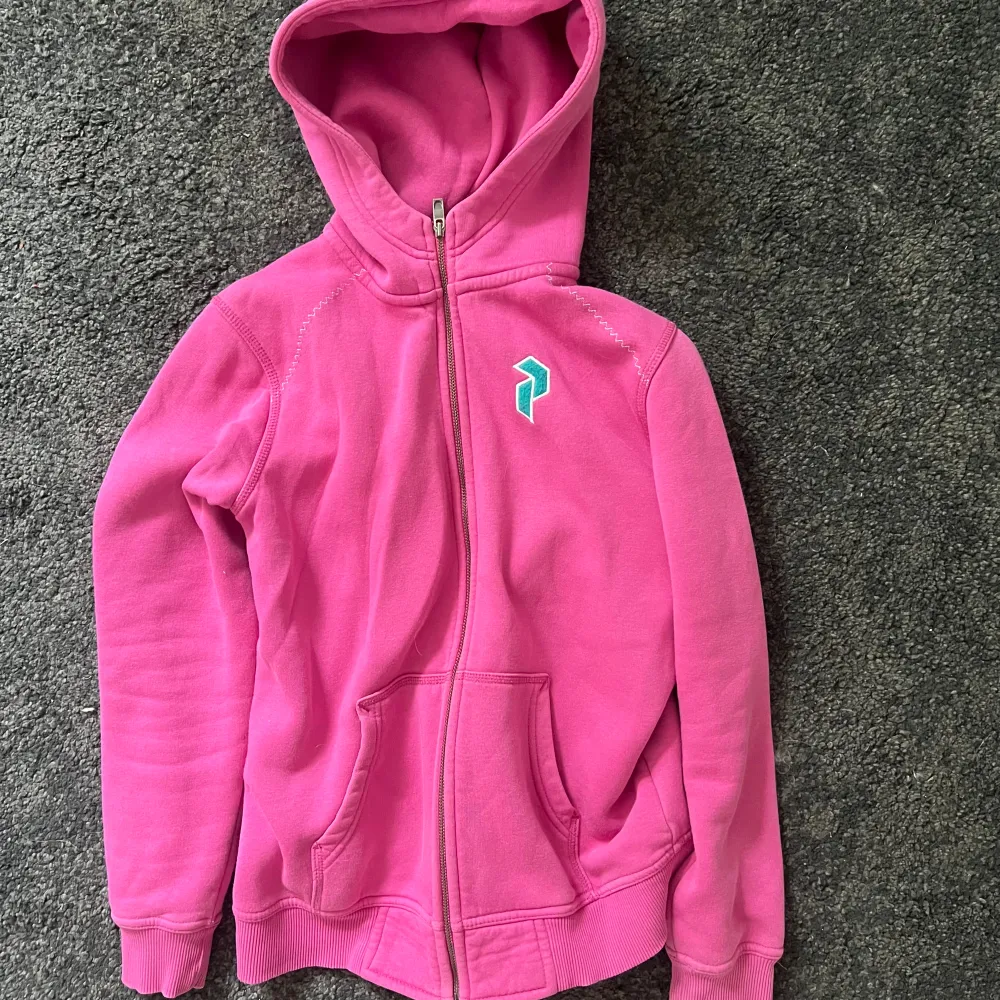 Söt rosa hoodie med zip up. Väldigt bra skick, från peak performance. Storlek 160/S. . Hoodies.