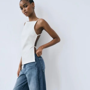 zara topp - jättesnygg topp med öppen rygg från Zara. Aldrig använd! Tror inte den säljs längre heller.