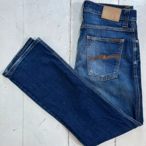 Nudie jeans - Jättefina nudie jeans i top skick. Modellen på bilden är cirka 180cm. Hör av er vid frågor och funderingar! 