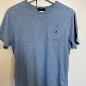 Polo Ralph Lauren T-shirt ljusblå. Storlek L ålder (14-16). En tröja i gott skick och nytvättad.