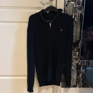 Gant half zip  - Hej jag säljer min gant half zip. Tröjan är köpt på design only. Säljer tröjan för att jag inte använder den längre. Tröjan är nästan helt oanvänd, skick 9-10/10 . Ny pris 1400