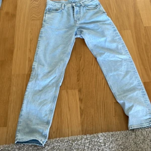 Jeans - Säljer ett par Weekday jeans i storlek W27 L32. Modellen heter Barell Relaxed Tapered Jeans