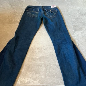 True religion jeans💕 - Mörkblå true religion jeans💖 Midja rakt över: 40 Innerben: 80 Skriv för mer information eller vid intresse, pris kan diskuteras💕Köparen står för frakt💘