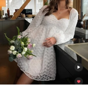 Klänning - Säljer denna vackra klänningen då den inte kommit till användning mer än 1gång. Inga defekter såsom nyskick 