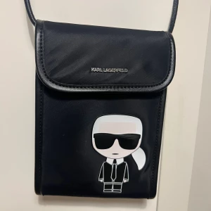 Karl Lagerfeld Väska - Axelväska eller becknarväska eller nåt liknande, köpt på Sellpy men har aldrig använt. Typ nyskick 9/10.