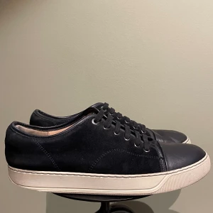 Lanvin skor  - Hej! Säljer nu dessa super scyssta lanvin skor. Skorna är i fint skick 7/10. Med skorna medföljer dustbag 