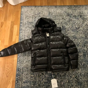 Moncler maya  - Har denna moncler jacka storlek S säljer för att den inte används eftersom att den inte passar mig, den är även en A k0pi@ 