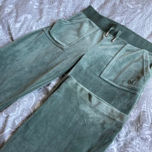 Gröna juicy couture byxor🩷🩷 - Super fina juicy byxor! Väldigt fint skick då de endast använts 2-3 ggr. Säljer då jag inte riktigt fått användning av dom. ❤️