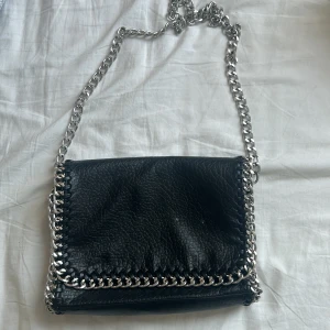 Tiamo väska - Jag säljer en tiamo väska som är köpt för ungefär ett år sedan. Jag köpte den för 500kr, men säljer för 100kr. Den är använd, men i väldigt bra skick!💕