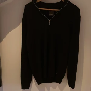 Oscar Jacobson  - 🔹Hej, säljer nu denna stilrena och bekväma half-zippen i Kashmir från Oscar Jacobson. Ny pris runt 1600kr 🔹