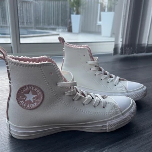 Converse Perfect Is not Perfect! - Fina converse skor i storlek 36. Varma med luddring på insidan. Tveka inte vid frågor!