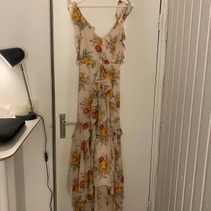 Lång festklänning  - Lång festklänning med ”öppen” rygg (knyten där bak som går att justera), blommigt mönster 