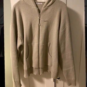 Stickad kofta - Säljer denna fina koftan från zara i storlek L, den passar perfekt på mig som är 190 lång. Nyligen köpt använd 2 gånger  