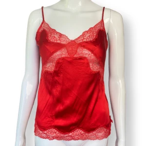 Agent Provocateur  - Från Agent Provocateur, storlek 3. 99% soie 5% elestane. Kostade över 1000kr. Dockan använder storlek XS. MÅTT: Armhåla till armhåla 40cm (kast sträckas ut till 45ish cm. Svårt att få exakt mått!) Midjebredd 40cm & längd (från armhåla och ner) 35cm