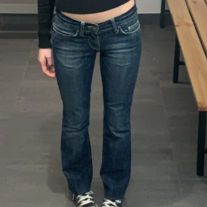 Lågmidjade jeans  - Skitsnygga lågmidjade jeans från Fornarina. Säljer pga blivit för små tyvärr. Passsar jätte bra i längden för mig som är 165cm .Skriv vid frågor eller mått! 🩷
