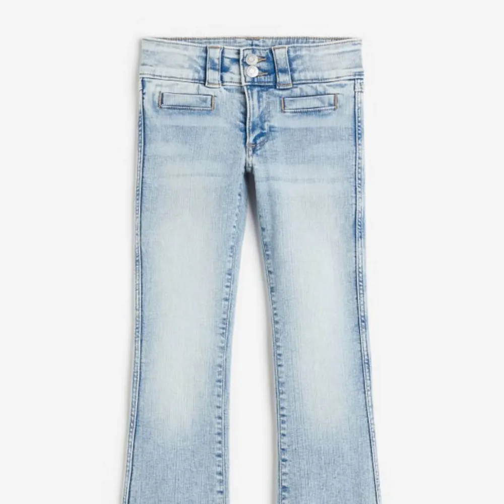 Säljer dessa jätte fina slutsålda jeans ifrån hm! Använda ca 3 gånger. Nypris 279kr men säljer för 159kr!💞säljer pga att dom inte kommer till användning och dom tyvärr blivit för korta! . Jeans & Byxor.