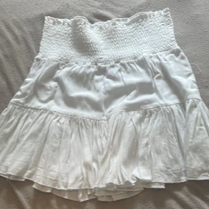 Köpt på lager 157. Perfekt till sommaren helt oanvänd  - Vit kjol Stockholm stil.