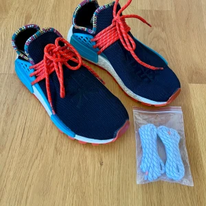 Adidas Pharrell Williams Skor  - Svarta NMD Human race skor i bra skick 