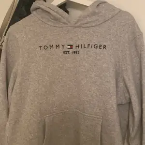En grå hoodie från Tommy Hilfiger i storlek S. Den är i bra skick. Säljer pågrund av att jag inte använder den längre och har många hoodies.