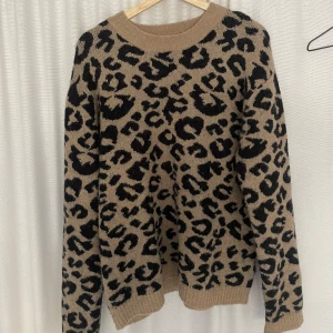 Stickad tröja - Sjukt snygg tröja i leopard mönster🐆🐆