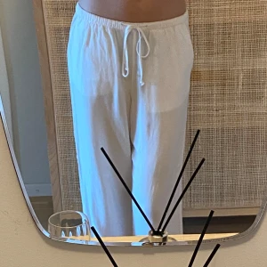 Vita Linnebyxor Gina Tricot - Säljer mina fina linnebyxor från Gina Tricot i perfekt skick, då dom har tyvärr blivit lite korta för mig, behöver nog strykas innan användning💕💕