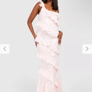 Klänning - Säljer denna sommardröm från Boohoo, helt oanvänd med prislapp kvar. Säljer pga att den är för lång för mig❤️frakt ingår ej 