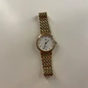 Säljer nu denna guld klocka, säljer pga att jag har en annan. Den är välanvänd men ändå i fint skick!💗
