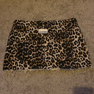Ganni leopard kjol - Säljer denna otroligt snygga och trendiga jeanskjolen från GANNI. Älskar den jättemycket men har tyvärr inte kommit att användas så mycket som den förtjänar. Nyskick! Priset kan diskuteras💖