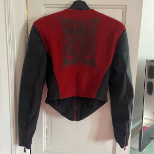 Biker jacket / skinnjacka  - Jacka med coola detaljer och röda diamanter. Passar S-M