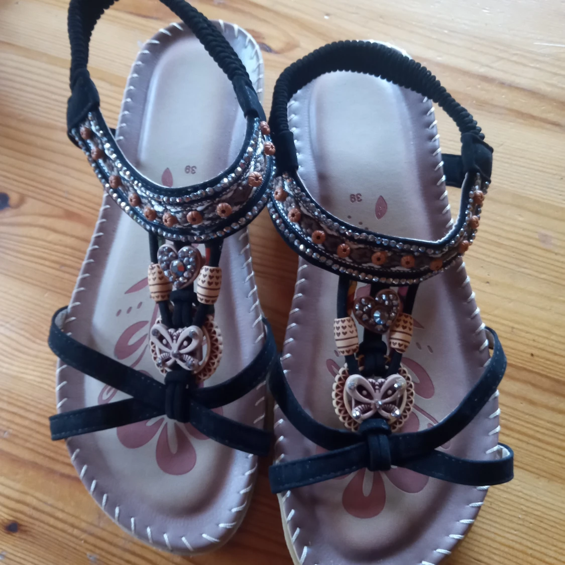 Sandaler med pärlor i olika färger .