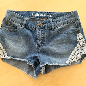Jeans shorts  - Fina jeans short med spetsdetalj på sidorna. Fint skick 