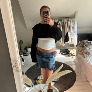 Jeans kjol  - Säljer denna jeans kjol från bershka då jag har två  i olika storlekar storlek och har inte hunnit skicka tillbaka. ❤️