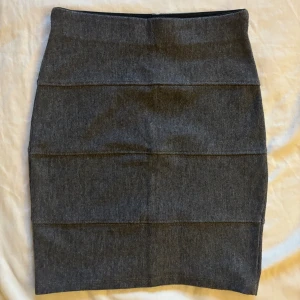 Tajt kjol - Denna kjol formar verkligen kroppen jättefint, säljer på grund av att jag har liknande🩵