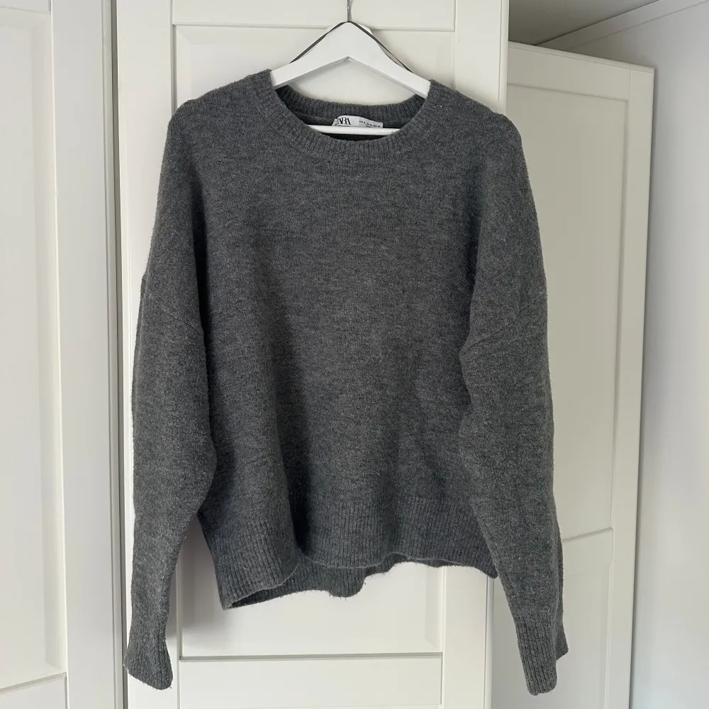 Grå stickad tröja från Zara i strl XL. Den passar mer som en L 💕. Tröjor & Koftor.