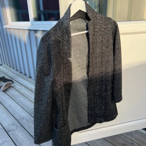 H&M kofta lång  - H&M kofta lång mörkgrå knappt använd 