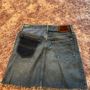 Jeanskjol Tommy Hilfiger  - Jättesnygg jeanskjol från Tommy Hilfiger! 💕Den har massa snygga detaljer och är i superfin kvalitet. I nyskick då den ej kommit till användning.  Hör av dig vid frågor 🥰