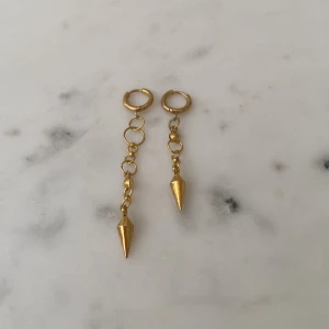 Guld örhängen (L8H ish) - Guldfärgade örhängen💞  Lilla örhänget-5,5 cm💞 Stora örhänget-7 cm💞 Har gjort själv💞 20kr för båda sammanlagt💞