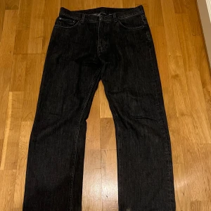 Weekday Space Jeans - Säljer dessa byxor då de inte längre kommer till någon användning. Hyfsat använda men i gott skick.  Hör av er vid frågor. Mått: 100, 72, 40
