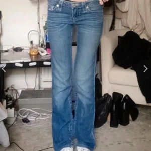True religion jeans - De två första bilderna är lånade från hon jag köpte dem av! Säljer jeansen då de var lite korta. Skriv vid frågor💞