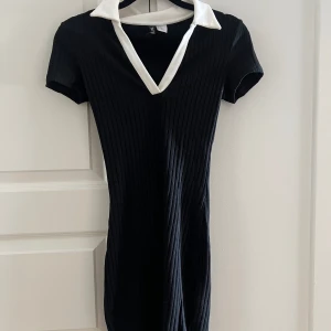 Fin vardagsklänning med krage🖤 - Super fin klänning med vit krage! Endast testad och sitter så fint på! 