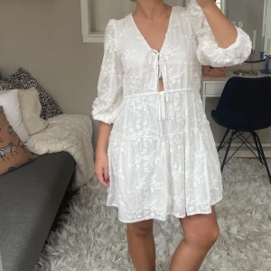 Klänning - Vit blommig klänning från other stories! Perfekt till studenten och sommaren🌸💐