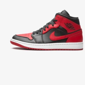 Jordan 1s - Ett par helt nya jordans på storlek 42. Kommer med låda. Säljer pga att jag har bytt stil. 