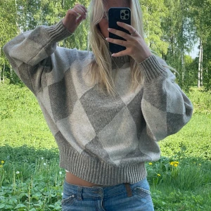 (Rutig) stickad tröja  - Jättefin stickad tröja från H&M, inga skavanker
