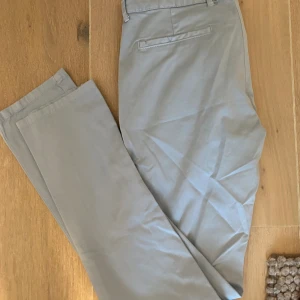 Ljusblå chinos - Skriv för fler bilder