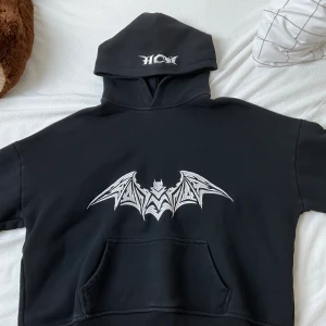 Oversized svart hoodie  - Limited edition oversized svart hoodie i storlek M från HEAVEN CAN WAIT (HCW) som köptes för 1200kr. Inte så använd och i bra skick. 