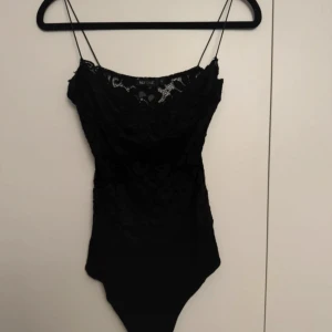 Spets body - Superfin spetsbody som passar perfekt med allt från kjolar till mjukisbyxor! Den är i jättebra skick och går att styla på flera olika sätt❤️