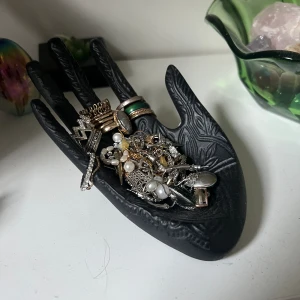 Smyckeshand - Säljer denna fina smyckeshand (utan smyckena). Ungefär 16 cm från långfingret till andra kanten. Fina mönster på, inga defekter. Skriv för frågor 🧡 Kan mötas upp men endast om ni bor nära 😇